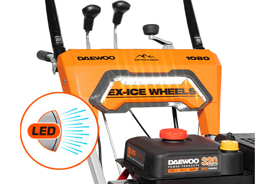 Яркая LED фара мощностью светового потока 280 лм обеспечивает освещение рабочей зоны перед снегоуборщиком, помогая работать в темное время суток.